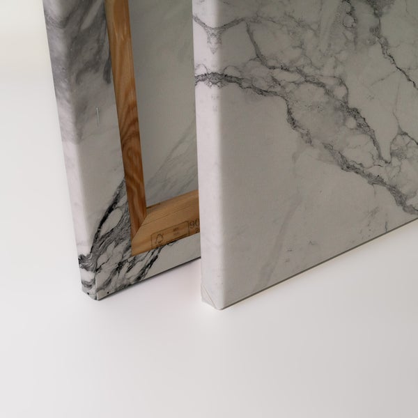 Leinwandbild mit Marmoroptik und Holzrahmen