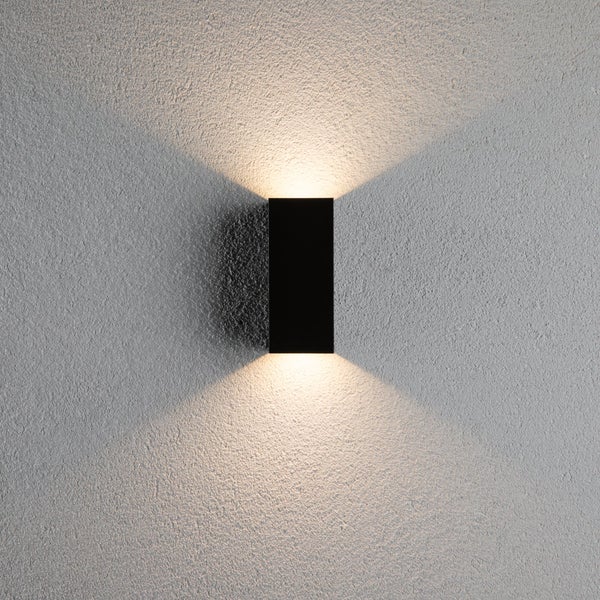 Moderne quaderförmige Außenwandleuchte aus Metall mit direkter Lichtabstrahlung nach unten.