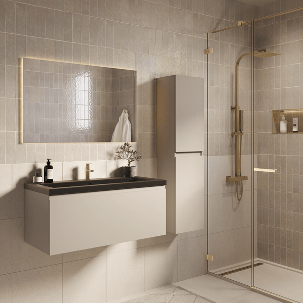 Modernes Badezimmer mit hängendem Waschtisch, dunklem Waschbecken, goldener Armatur, hinterleuchtetem Spiegel, Hochschrank und begehbarer Dusche.