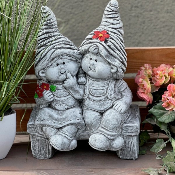 Gartenfigur Wichtelpaar auf einer Bank aus Steinguss für die Gartendekoration