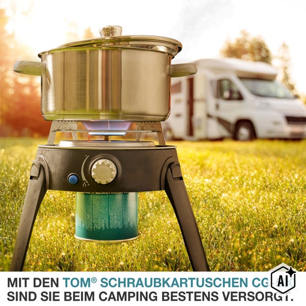 Gaskocher mit aufgesetztem Kochtopf und angeschraubter Gaskartusche beim Camping vor einem Wohnmobil im Freien