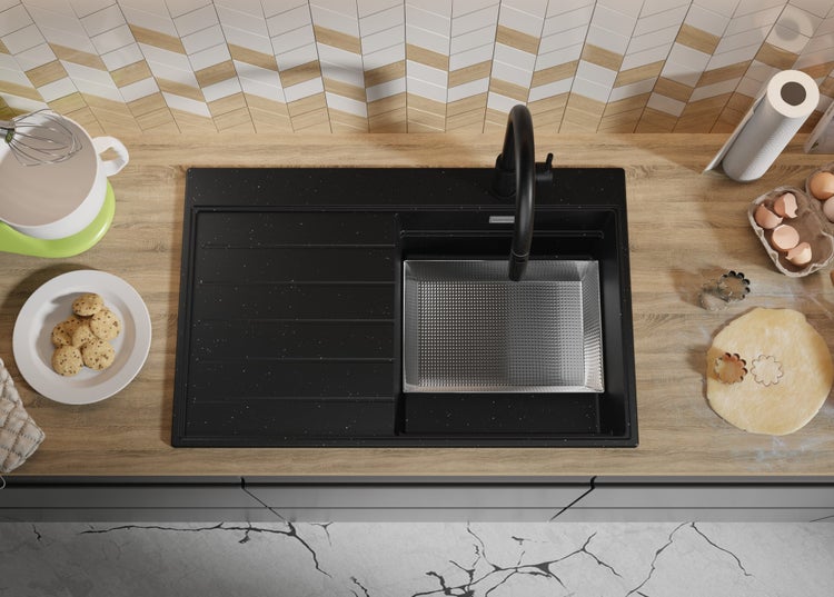 Küchenszene mit Spüle, Armatur und Backutensilien auf einer Arbeitsplatte