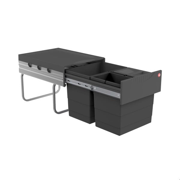 Einbau-Mülltrennsystem mit Vollauszug, drei Kunststoff-Abfalleimern und einer dunkelgrauen Deckplatte.