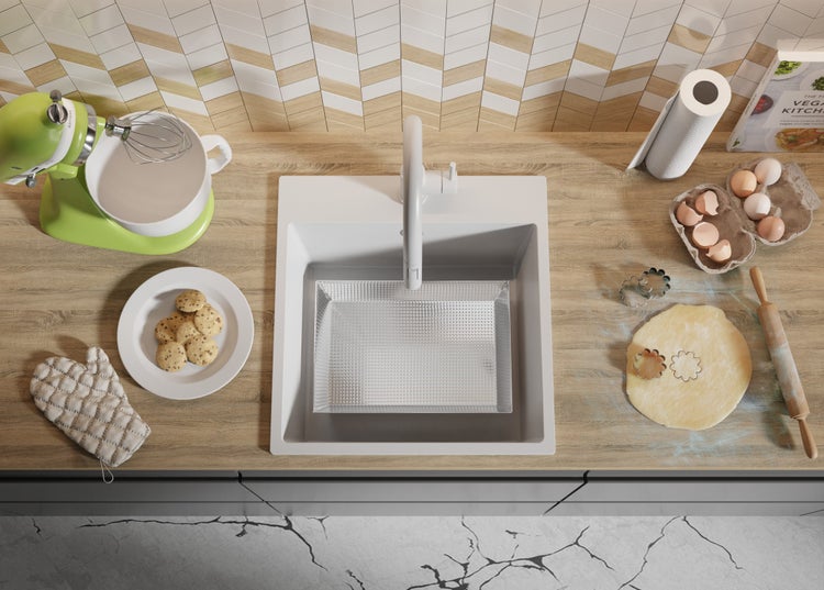 Küchenszene mit Spüle, Armatur, Teig, Ausstecher, Nudelholz und Küchenmaschine