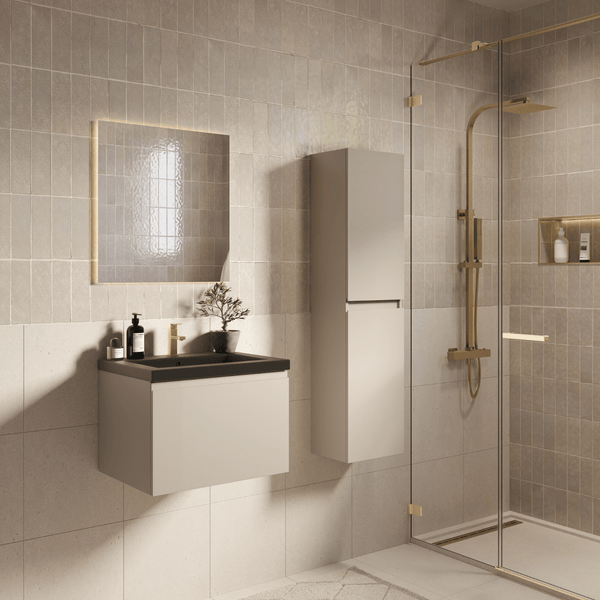 Modernes Badezimmer mit wandhängendem Waschtisch, beleuchtetem Spiegel, Hochschrank und begehbarer Dusche mit Armaturen in Goldoptik.