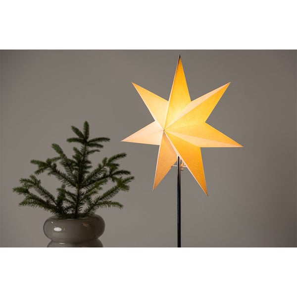 Glasvordach über einer Haustür mit schwarzen Halterungen an einer Fassade.