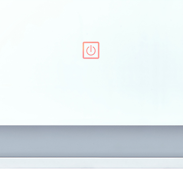 Zwei Regiestühle mit Flamingo- und Blättermuster auf einer Terrasse mit Blick auf eine grüne Landschaft