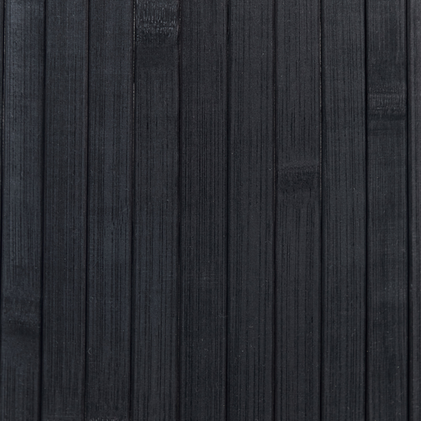 Nahaufnahme von schwarzen vertikalen Bambuslamellen.