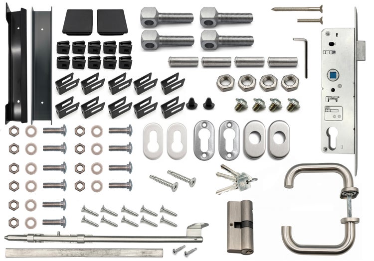 Verschiedene Beschläge, Schrauben, Schlüssel und ein Türschloss auf weißem Hintergrund.