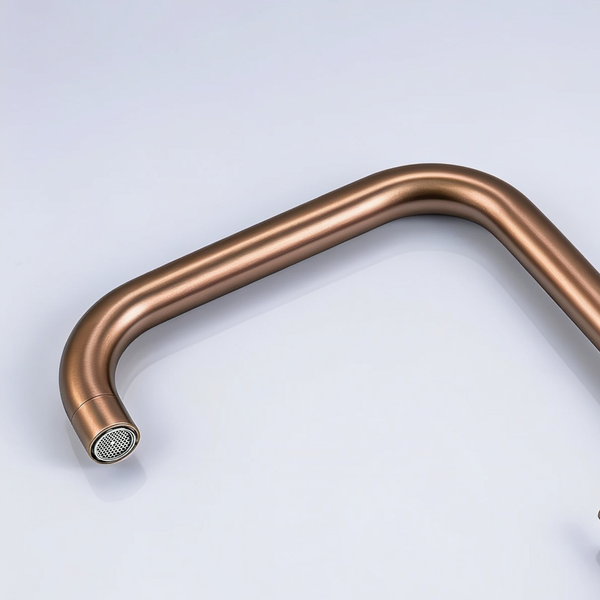 Gebogener Auslauf einer Küchenarmatur mit Strahlregler in Metalloptik