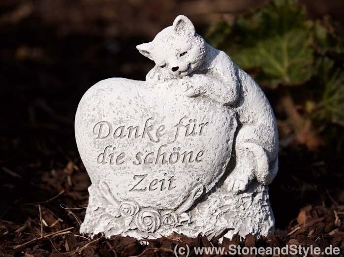 Grabschmuck in Herzform aus Steinguss mit einer schlafenden Katze und der Inschrift Danke für die schöne Zeit.