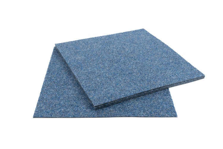 Quadratische Teppichfliesen aus robustem Nadelfilz in meliertem Blau.