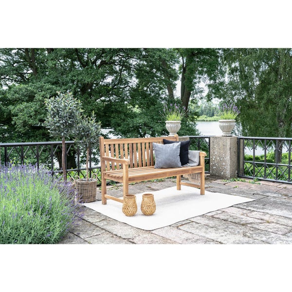 Wohnzimmer mit Sofa, Sesseln, Stehlampen und Deckenleuchten in einem Loft mit großen Fenstern.