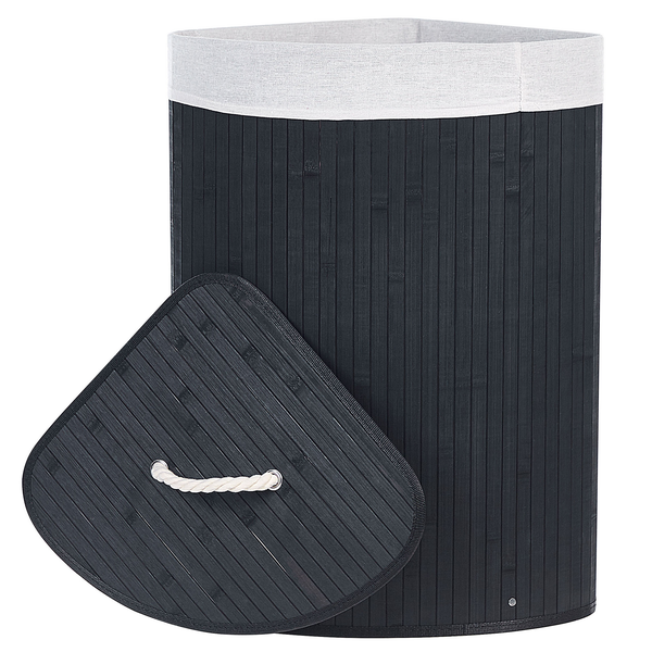 Dreieckiger Wäschekorb aus schwarzem Bambus mit weißem Textil-Innenfutter und abnehmbarem Deckel mit Seilgriff.