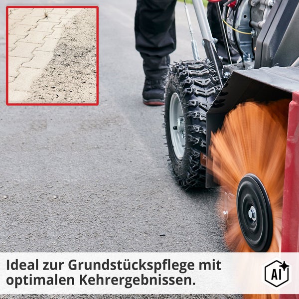 Eine motorisierte Kehrmaschine bei der Grundstückspflege auf einem befestigten Boden, mit einem Vorher Nachher Vergleich von Pflastersteinen.