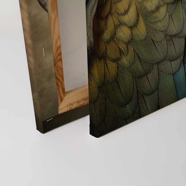 Nahaufnahme einer Leinwand mit einem Papageienfedern-Motiv, das auf einen Holzrahmen gespannt ist.