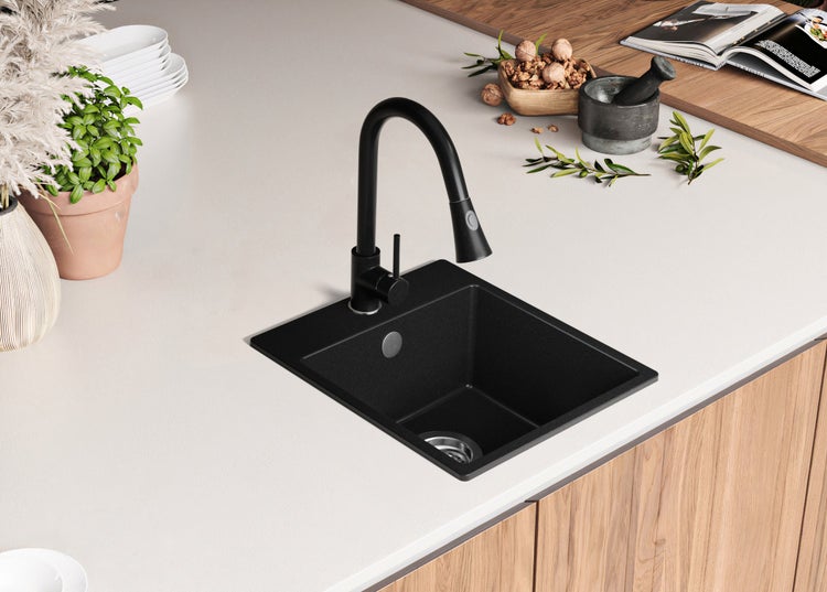 Schwarzes Spülbecken mit Wasserhahn in einer modernen Küche
