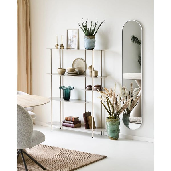 Regal mit Dekoartikeln, Spiegel, Tisch und Stuhl in einem hellen Raum