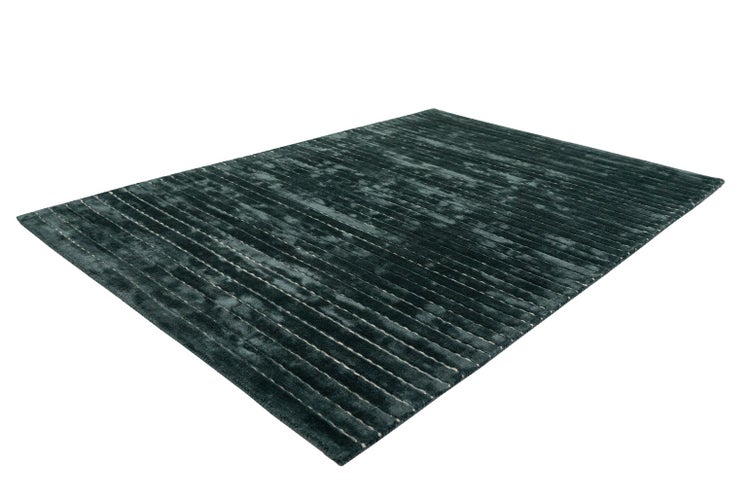 Rechteckiger Teppich in Dunkelgrau mit hellen Querstreifen und samtiger Oberfläche.
