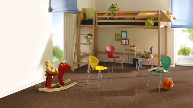 Kinderzimmer mit braunem Teppichboden, einem hölzernen Hochbett, farbigen Stühlen und einem Schaukelelk. Hell und organisiert eingerichtet.