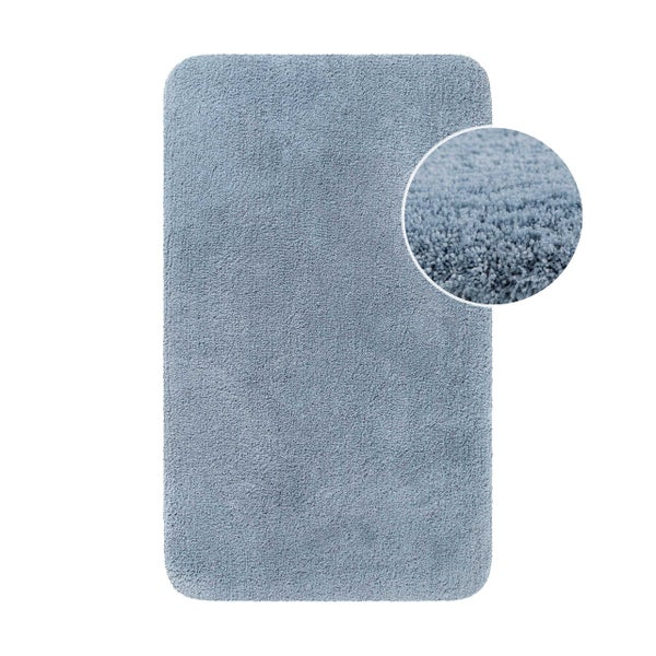 Hellblauer Badeteppich mit abgerundeten Ecken und einer vergrößerten Detailansicht der weichen Textur.