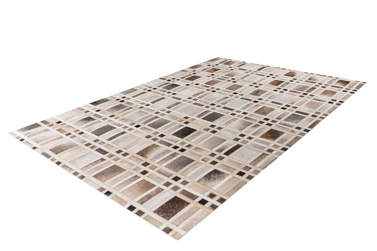 Rechteckiger Teppich aus Kuhfell-Patchwork mit Karo-Muster in verschiedenen Braun-, Grau- und Beigetönen.