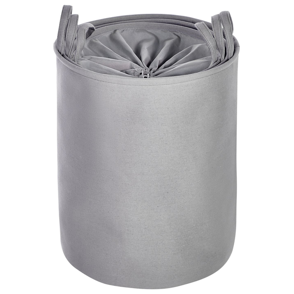 Runder grauer Wäschesammler aus Stoff mit Kordelzugverschluss und vier Tragegriffen.