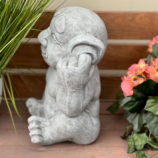 Dekorative Gartenfigur Troll aus Steinoptik, sitzend, als wetterfeste Dekoration für den Außenbereich geeignet.