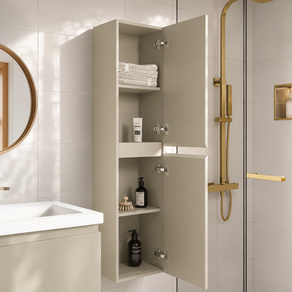 Ein hoher Badezimmerschrank mit zwei Türen, der Badezimmerutensilien in einem modernen Badezimmer mit goldenen Armaturen und einem Waschbecken zeigt.