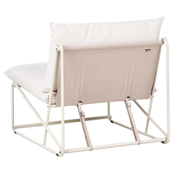 Sessel mit Metallgestell und Kissen