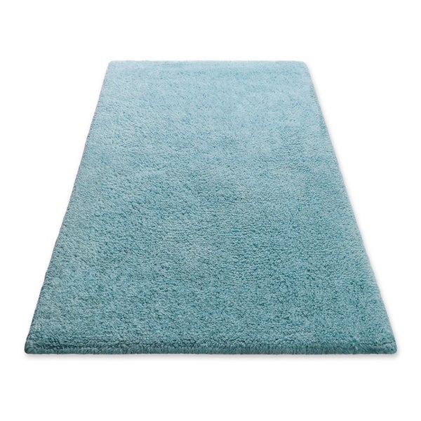 Rechteckige, hellblaue Badematte aus weichem Material mit hohem Flor.