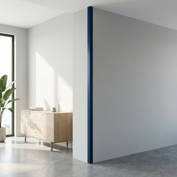 Ein moderner Wohnraum mit einer an der Wand montierten Eckleiste in einem minimalistischen Interieur mit hellem Holzkonsolentisch und Pflanze