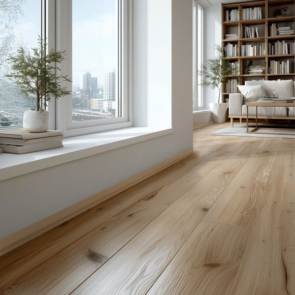 Heller Wohnraum mit Holzboden und Fensterbankdekoration