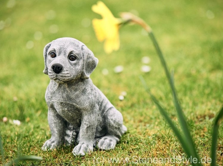 Steinfigur Hundewelpe sitzend als Gartendekoration für den Außenbereich