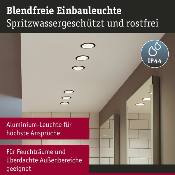 Blendfreie Einbauleuchte aus Aluminium für Feuchträume mit Schutzart IP44 für Deckenmontage in einem Badezimmer.