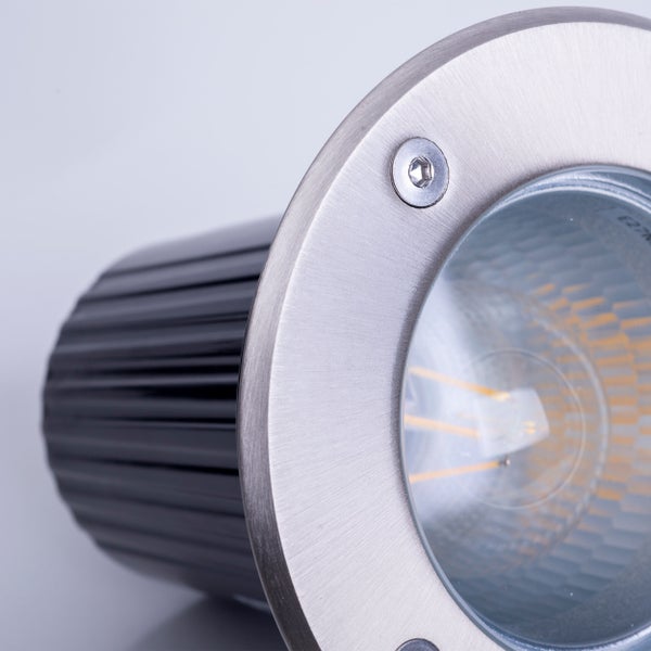 Detailaufnahme einer Bodeneinbauleuchte mit silberfarbenem Rahmen