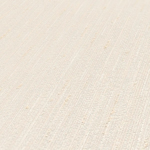 Gartenszene mit Pavillon, Tisch und Stühlen auf Rasenfläche.