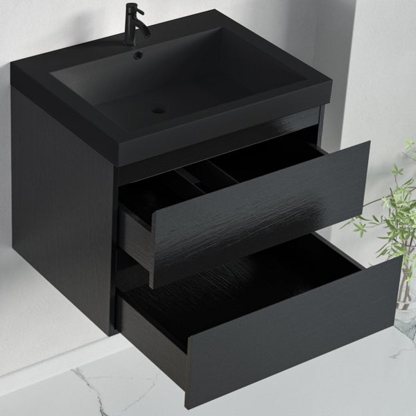 Wandhängendes Badmöbel-Set mit schwarzem Waschbecken, Armatur und Unterschrank mit zwei geöffneten Schubladen in Holzstruktur.