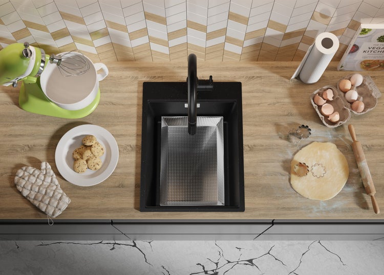 Küchenszene mit Spüle, Armatur, Rührgerät, Zutaten und Backutensilien auf einer Arbeitsplatte