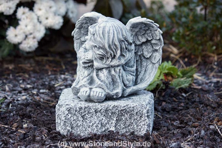 Grabfigur trauernder Engel aus Steinguss auf quadratischem Sockel als Dekoration für das Grab oder den Garten.