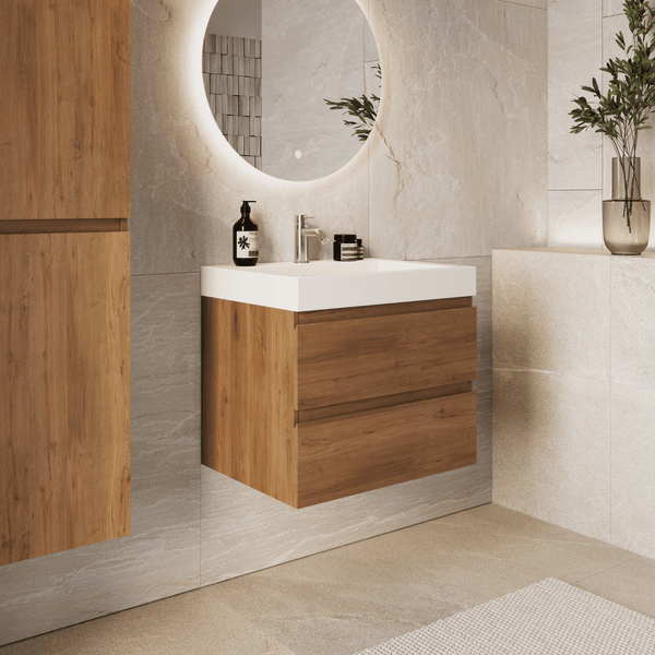 Moderner Badezimmer-Waschtisch aus Holz mit weißem Waschbecken, rundem LED-Spiegel und passendem Hochschrank vor beigen Steinfliesen.