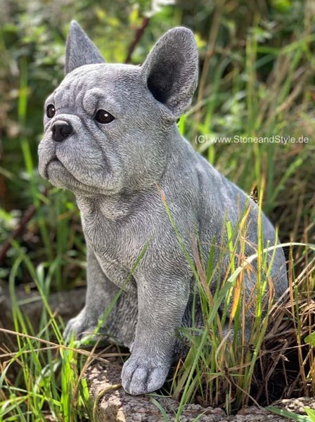Steinfigur französische Bulldogge als Dekoration für den Garten aus wetterfestem Steinguss