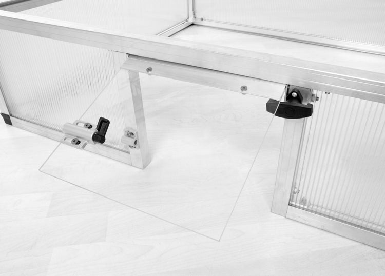 Kleintiertür für Gewächshaus aus Aluminium und Polycarbonat mit schwarzem Drehgriff.