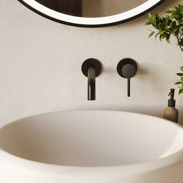 Moderne Wandarmatur mit Waschbecken und Spiegel in einem Badezimmer