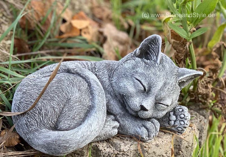 Steinfigur schlafende Katze aus Steinguss als Dekoration für den Garten