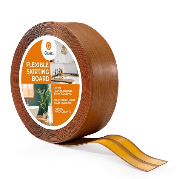 Eine Rolle selbstklebende flexible Sockelleiste in Holzoptik mit Quest Logo