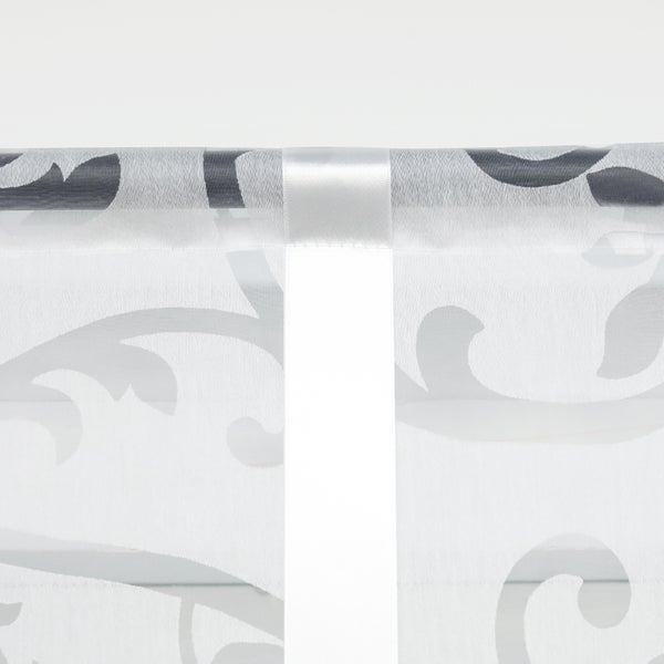 Gardine mit floralem Muster