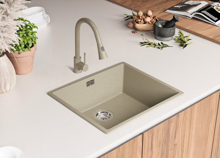 Spültischarmatur mit Spülbecken in einer modernen Küche