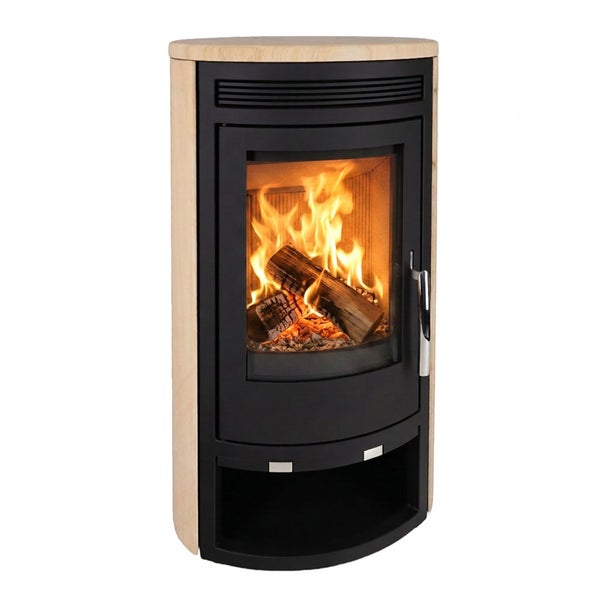 Moderner Kaminofen mit Steinverkleidung und Sichtfenster mit brennendem Holzfeuer.