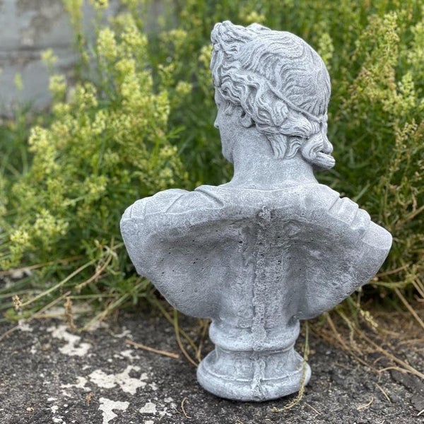 Gartenbüste aus Steinguss in Antikoptik zur Dekoration im Außenbereich